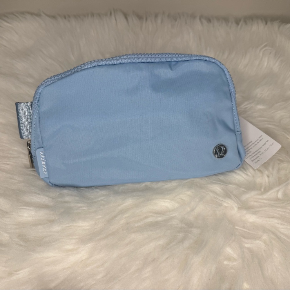 NWT Lululemon Everywhere Belt Bag Light Blue 1L - Picture 2 of 9